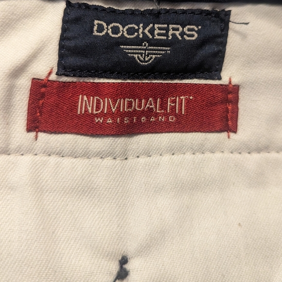 Dockers Charcoal Easy Care Individual Fit Pleated Khakis Pants Men's 42W 32L - Picture 4 of 7